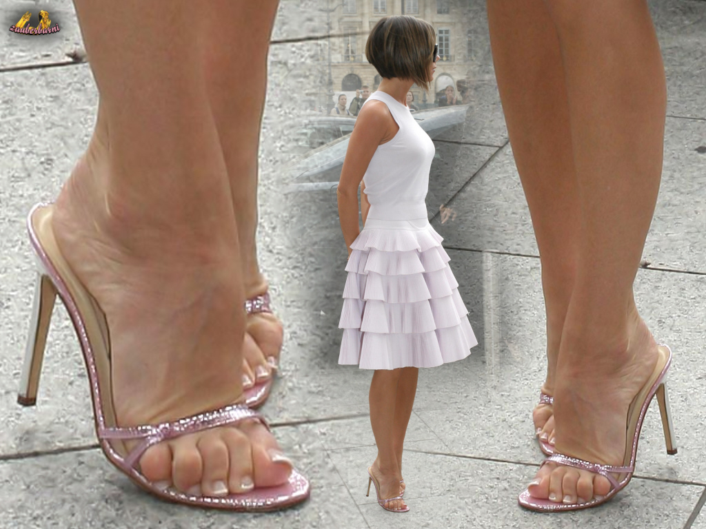 Модницы в туфлях демонстрируют ножки
